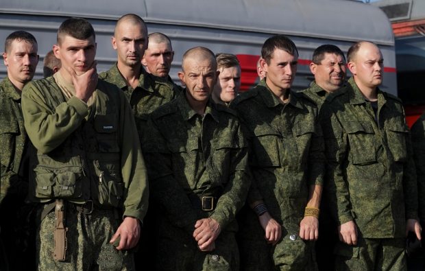Un colonel rus a fost amenințat cu bătaia de soldații mobilizați într-o tabără de antrenament. Filmat când fuge speriat din mijlocul lor