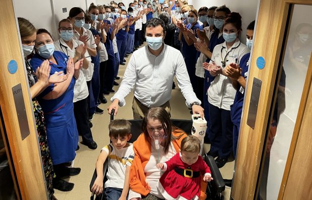 Nicoleta era gravidă când a făcut COVID și a stat 13 luni în ATI, în Anglia. Românca și-a văzut prima oară fetița la 6 luni după ce născuse