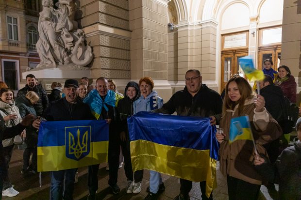 CORESPONDENȚĂ DIN ODESA. Refugiați din Herson, petrecere cu șampanie în ziua eliberării orașului lor. „Data viitoare toată Ucraina va fi liberă!”