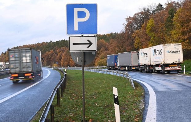 Șofer român de TIR, în cea mai proastă parcare de camioane din Germania: „Ar fi putut să construiască ceva mai generos”