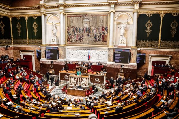 „Să se întoarcă în Africa!”: strigătul unui deputat din partidul lui Le Pen a declanșat un scandal uriaș de rasism în parlamentul francez