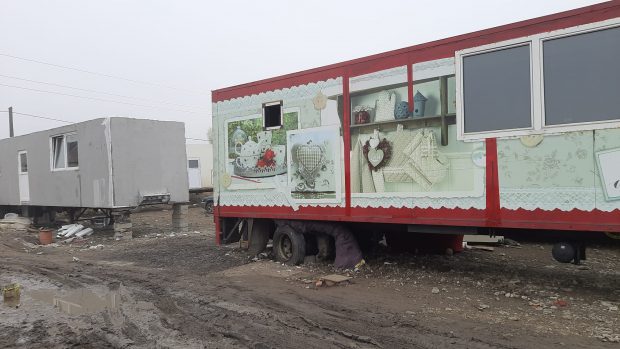 Oamenii din Miercurea Ciuc ale căror case au ars în ianuarie 2021, mutați în containere, fără electricitate. Primăria spune că „de mâine va fi curent”