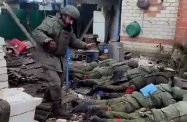 Imaginile video despre care Kremlinul susține că sunt dovada execuției unor prizonieri ruși care tocmai se predaseră ucrainenilor