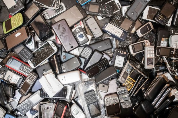 Europa, campioană la deșeuri electronice: 5 miliarde de telefoane, aruncate la gunoi anul acesta. Cum stăm cu reciclarea