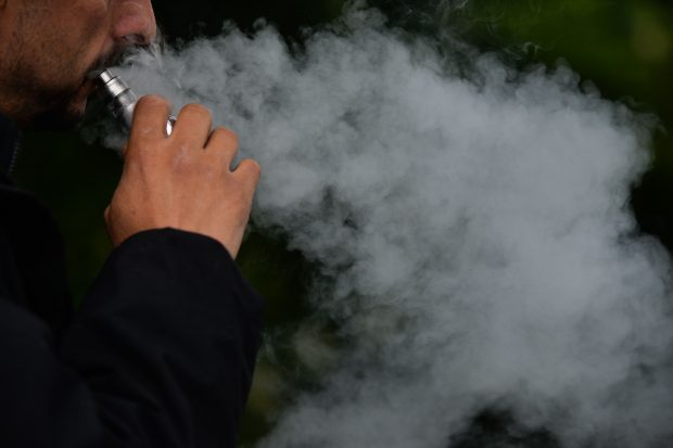 Mahler spune că leziunile pulmonare întâlnite la utilizatorii de dispozitive electronice şi tutun încălzit sunt similare cu cele întâlnite la COVID
