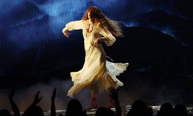Florence + The Machine își anulează turneul din Marea Britanie. Artista și-a rupt piciorul pe scenă