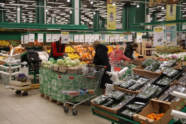 Peste o treime din ruși recunosc că încearcă să cheltuie mai puțin pe alimente, arată un sondaj realizat de o agenție de stat