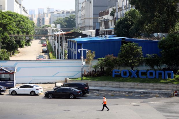 China impune lockdown în zona din jurul celei mai mari fabrici de iPhone din lume