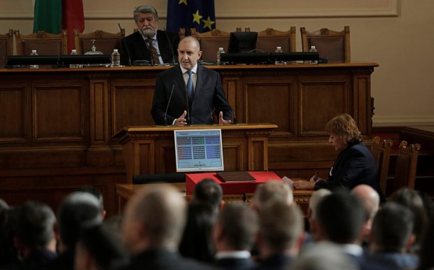 Răsturnare de situație la Sofia: Parlamentul cere guvernului să trimită arme Ucrainei