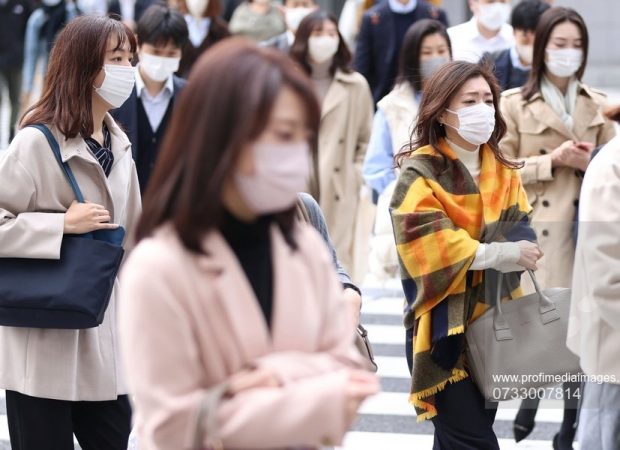 Autoritățile din Tokyo îndeamnă cetățenii să poarte pulovere cu guler pe gât, pentru a reduce consumul de căldură