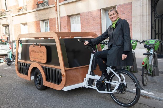 Înmormântări cu emisii zero de carbon: o antreprenoare de pompe funebre din Paris vrea să introducă bicicleta dric