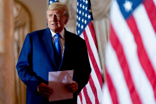 Donald Trump a ținut documente secrete într-un loc vizibil din biroul său și le-a arătat altor persoane, spun procurorii americani