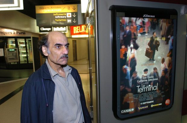 Un refugiat iranian, care a inspirat filmul „Terminalul”, regizat de Steven Spielberg, a murit pe aeroportul din Paris, unde a locuit 18 ani