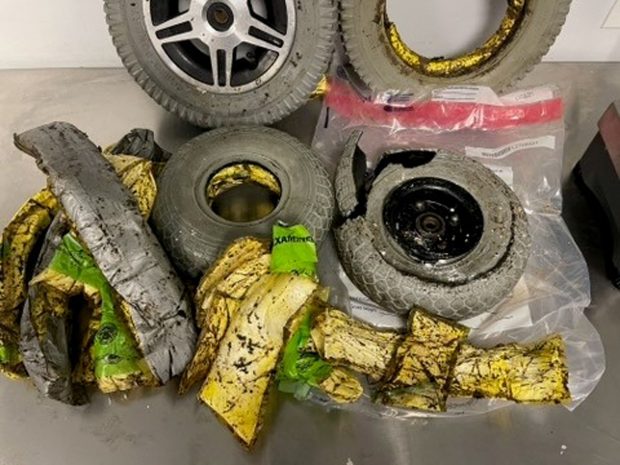 O femeie a fost prinsă cu cocaină de 450.000 de dolari ascunsă în cauciucurile scaunului cu rotile, pe Aeroportul John F. Kennedy din New York