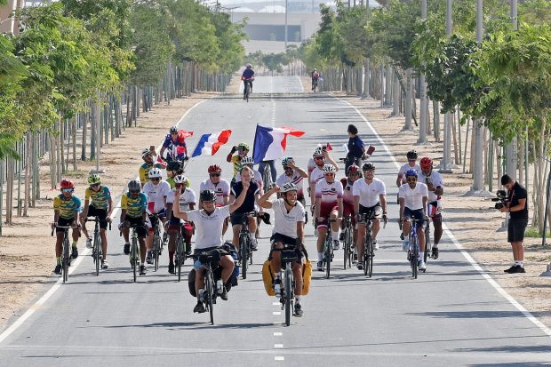 Doi suporteri francezi au călătorit 7.000 de kilometri cu bicicleta pentru a-și susține echipa la Cupa Mondială din Qatar