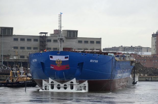 Rusia dezvăluie noul spărgător de gheață nuclear, în încercarea de a domina Arctica. Putin a supervizat lansarea din biroul său