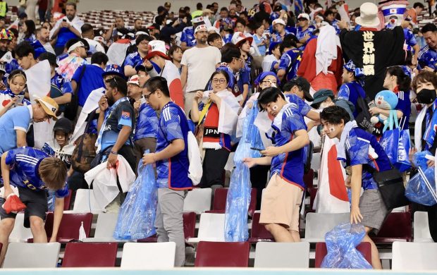 Lecție de civilizație. Fanii Japoniei au strâns gunoiul de pe stadion, după victoria cu Germania