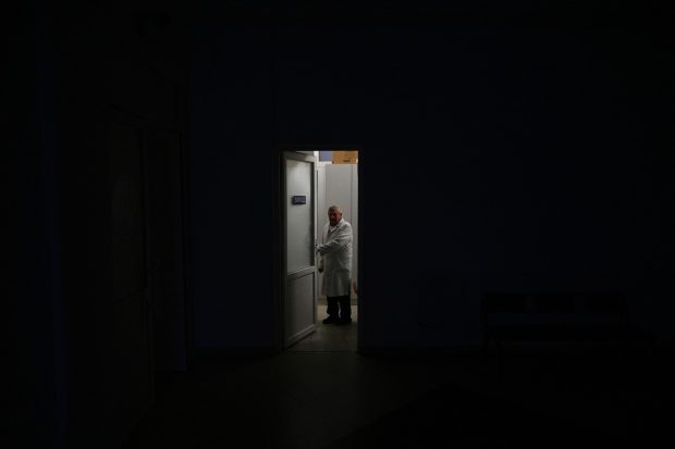 Operații la lumina lanternelor. Medicii ucraineni continuă să salveze vieți, chiar dacă atacurile rușilor au lăsat spitalele fără curent electric