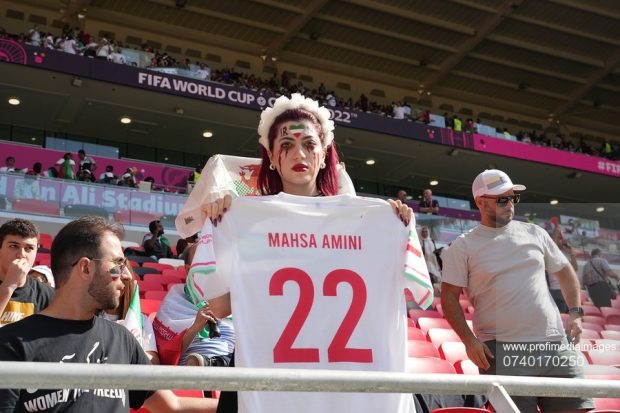 Protest al fanilor iranieni la Cupa Mondială. Bărbat escortat afară din stadion, pentru că afișa mesaje în sprijinul protestelor din Iran