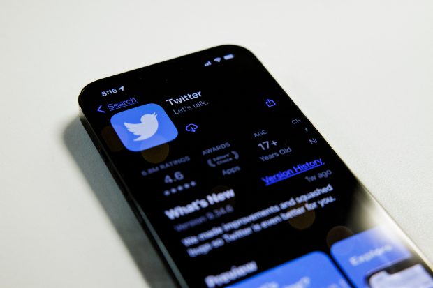 Elon Musk acuză Apple că-l amenință cu retragerea aplicației Twitter din App Store
