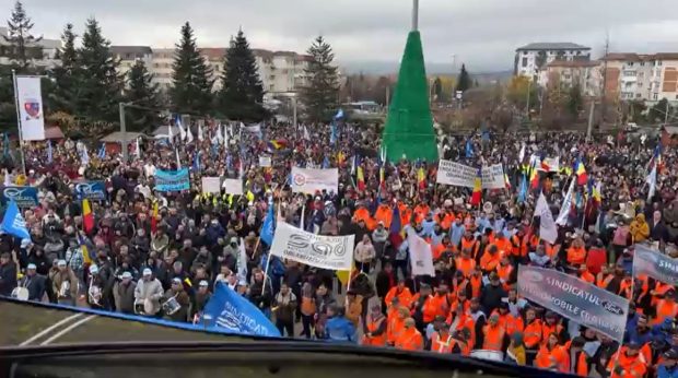 Mii de angajați Dacia protestează în stradă la Mioveni. Care sunt principalele revendicări  |  VIDEO