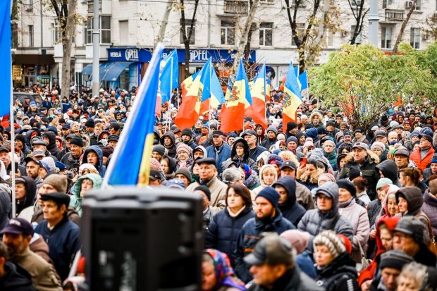 Protest cu mii de oameni la Chișinău, organizat de partidul ȘOR. Polițiștii au reținut 16 persoane | VIDEO