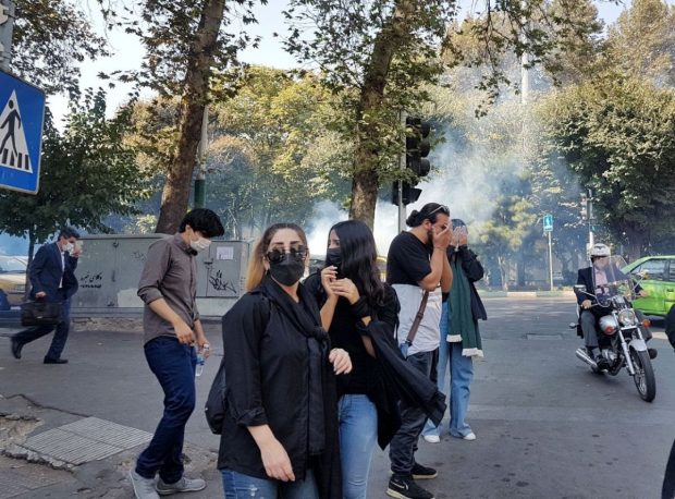 Războiul regimului din Iran cu protestatarii: tineri uciși, copii bătuți în școli și închisori, obligați să ia pastile pentru a-și corecta comportamentul