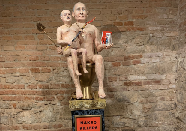 O sculptură cu Putin gol pe toaletă, ținându-l în brațe pe Lukaşenko, scoasă la licitație pentru cumpărarea unei drone. Care e prețul de pornire