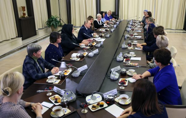 Cine sunt de fapt femeile prezentate drept „mame ale tinerilor mobilizați” la o întâlnire cu Putin