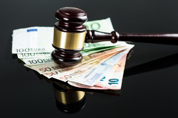 Raiffeisen Bank e obligată să restituie peste 19 milioane de euro diferențe de dobânzi încasate de la mai mult de 9.000 de clienți