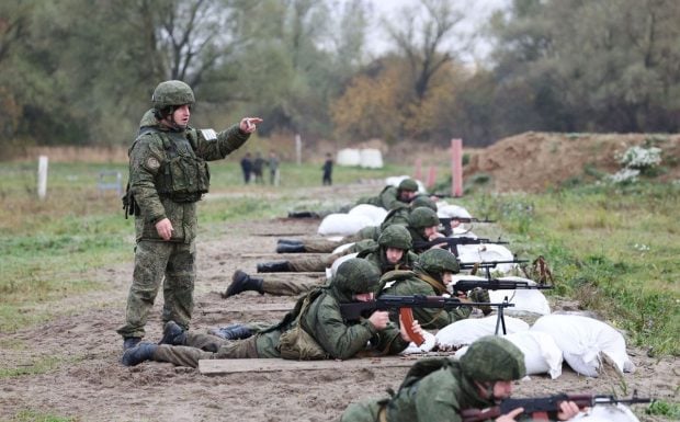 Rusia își împinge deja noii recruți pe linia frontului, fără câștiguri vizibile, spun oficialii ucraineni și analiștii occidentali