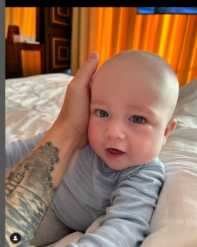 Băiețelul lui Laurențiu Reghecampf și al Corinei Caciuc a împlinit 6 luni. Imagine emoționantă cu Liam. „Te iubim”