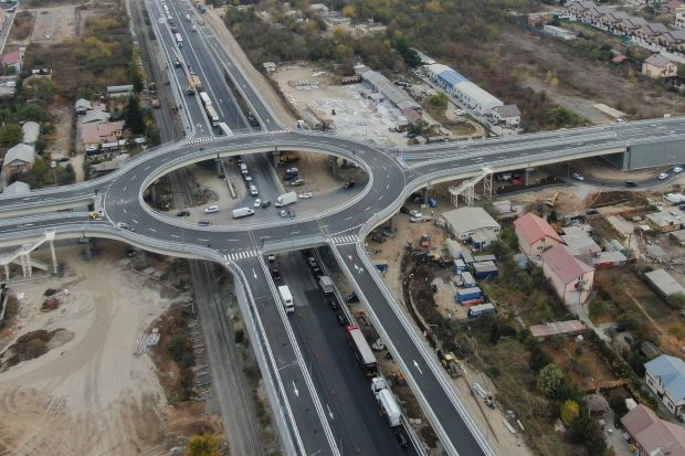 Pasajul Domneşti a fost deschis circulaţiei rutiere. Imagini cu primul giratoriu suspendat pe Centura Capitalei