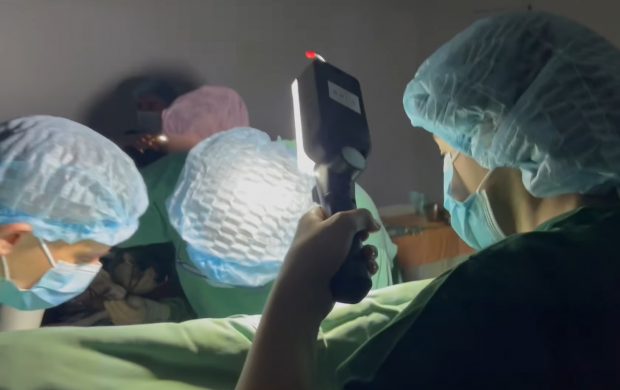 VIDEO. Operație la inima unui copil la lumina lanternei, în Ucraina. Chirurg cardiac de la Kiev: „Bucurați-vă, rușilor! Copilul e pe masa de operație și s-a întrerupt curentul” 