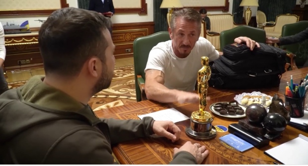 Actorul american Sean Penn a lăsat la Kiev o statuetă Oscar până la finalul războiului din Ucraina