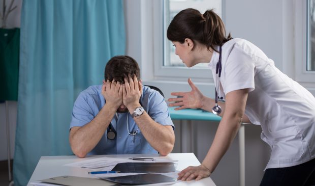 Ce pot învăța doctorii români de la piloții de supersonice despre raportarea greșelilor medicale. „Nu ne interesează cine, ci cum s-a produs eroarea”
