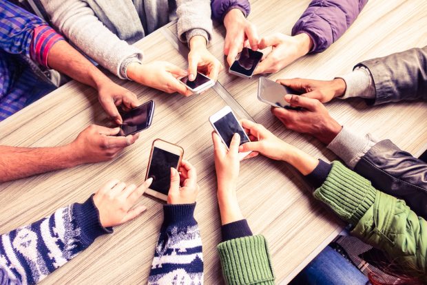 Cât costă iPhone 14 şi Samsung S22 la eMAG înainte de Black Friday