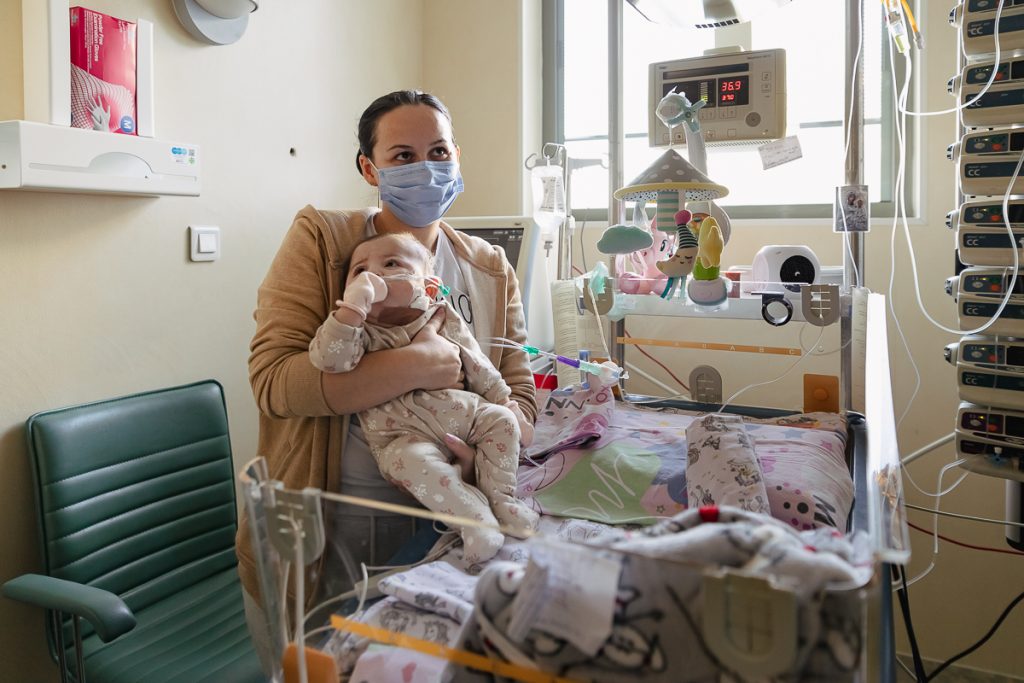 „Grijă pentru nou-născuți”, campanie umanitară a Fundației Ringier pentru achiziționarea unui sistem de livrare a oxidului nitric. Karina, salvată din ghearele morții după 6 luni de luptă