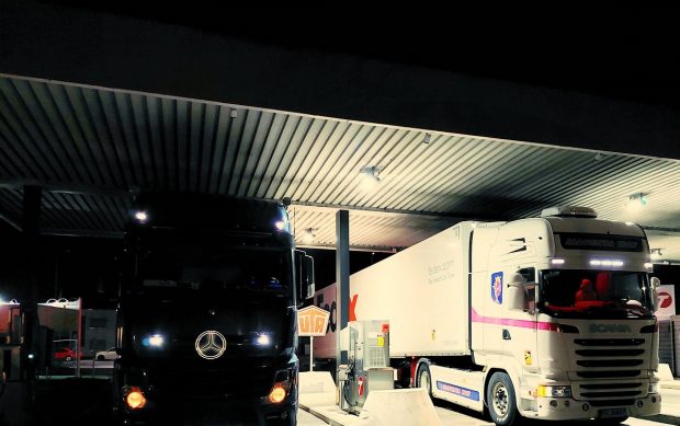 Șofer român de TIR dat afară de patron, după ce a bătut un alt șofer român, cu duba, ca să-i ia locul de parcare, în Germania