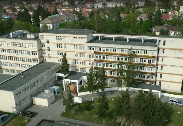 Patru persoane au ajuns la spital după un conflict în ședința Consiliului Făgăraș, acuză PNL. A intervenit și Poliția