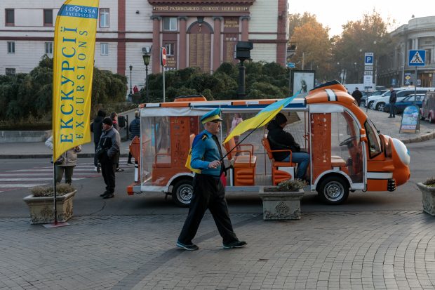 Însemnări din Odesa. Înainte de război, ghizii transportau turiștii cu mașini electrice. Astăzi, monumentele UNESCO sunt protejate în cutii antibombă