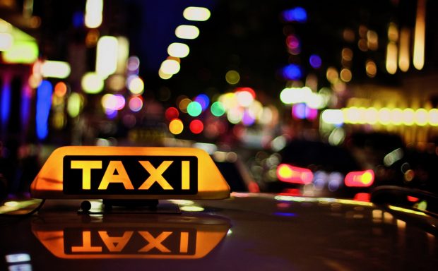 Un băiat român de 13 ani și iubita lui au băgat groaza în taximetriștii austrieci: îi bat, le fură mașinile și-i amenință că o să-i ucidă