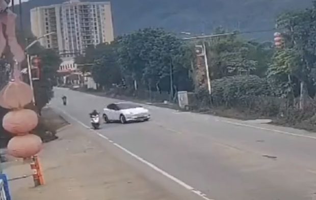 O mașină Tesla scăpată de sub control, cursă nebună filmată pe o șosea din China: doi morți, trei răniți | VIDEO