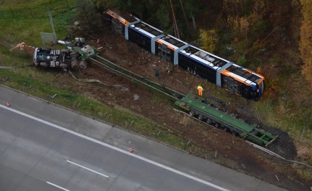 Un camion care transporta un tramvai de 42 de metri s-a răsturnat pe marginea autostrăzii, în Germania. Pagube de 2,5 milioane de euro