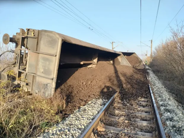 9 vagoane ale unui tren de marfă au deraiat la Răcari, județul Dolj. Călătorii sunt transportați cu autocare