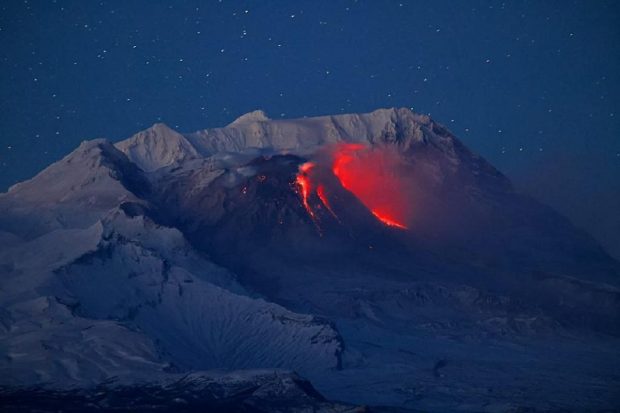 Cel mai înalt vulcan din Eurasia a început să erupă și aruncă bombe vulcanice: „O frecvență de până la zece explozii pe oră”