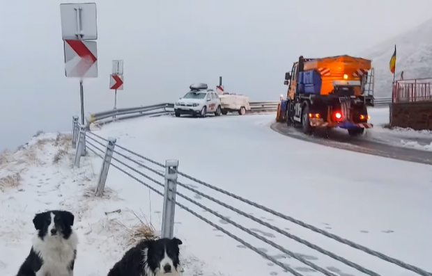 A nins pe Transfăgărășan. Zăpada are deja câțiva centimetri. VIDEO