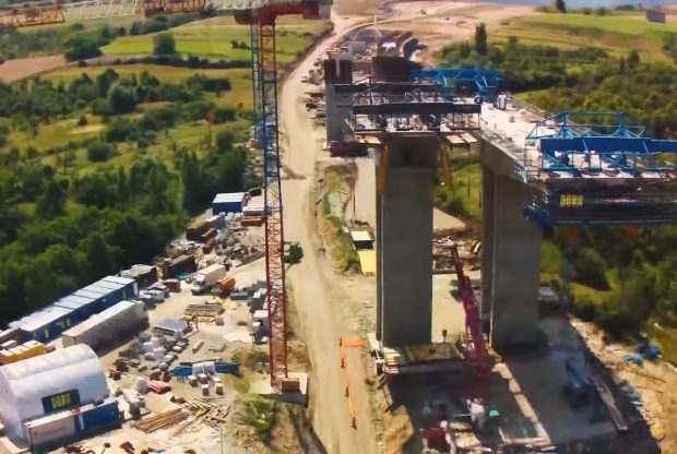 VIDEO | Cum se construiește un viaduct de autostradă. Timelapse de 16 luni cu lucrările la Autostrada A1 Sibiu-Pitești