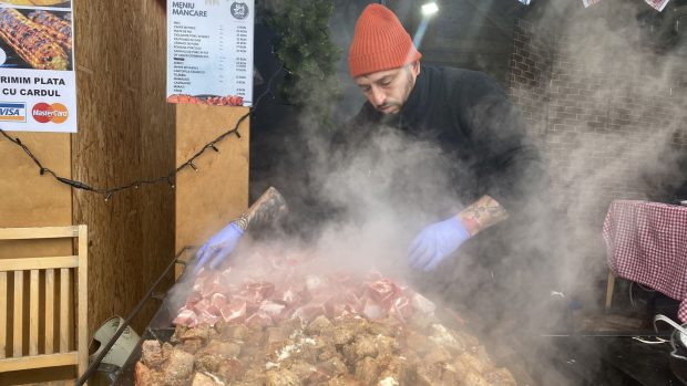 Cât costă o ieșire la Târgul de Crăciun din București, organizat de UNTOLD. „Pâinea e din partea casei”, dar o sarma se vinde cu 10 lei