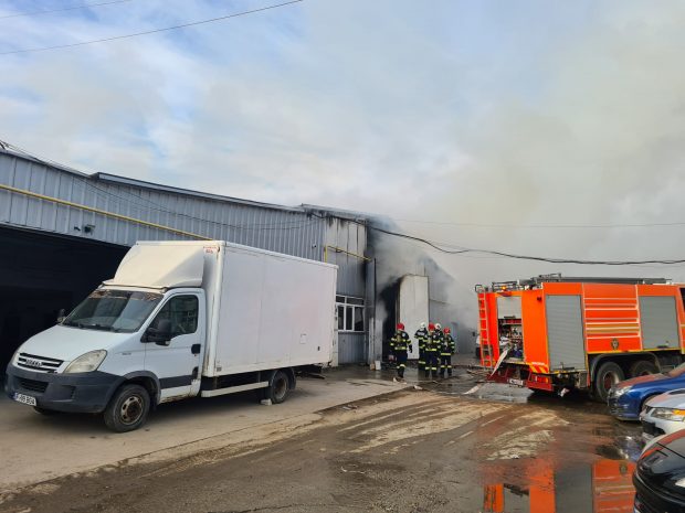 Incendiu puternic la o hală din Pantelimon. Intervin pompierii cu 8 autospeciale